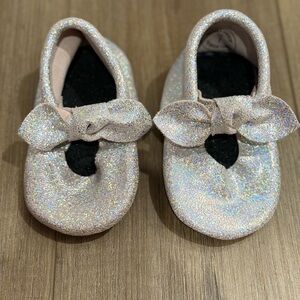 NWOT Freshly Picked Iridescent Toddler Shoes with Bow Size 7